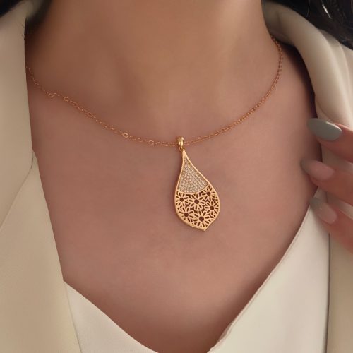 گردنبند طلایی گل و نگین
