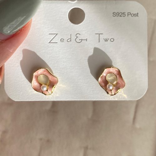 گوشواره مینیمال صدف گلبهی میخ نقره