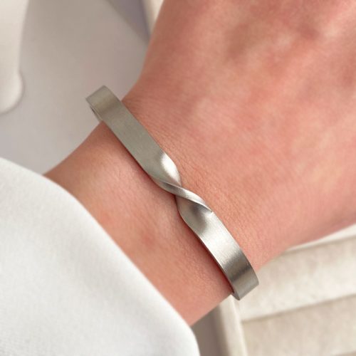 دستبند پیچ خورده نقره ای استیل مات