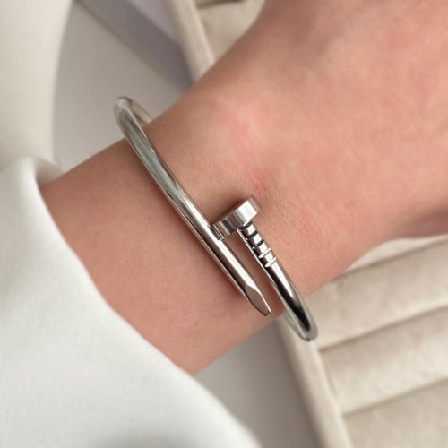 دستبند نقره ای طرح میخ استیل