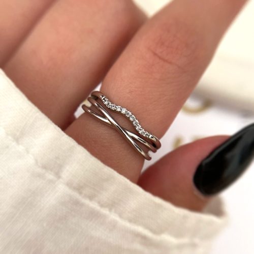 انگشتر سه لاین نقره‌ای با نگین‌های ظریف