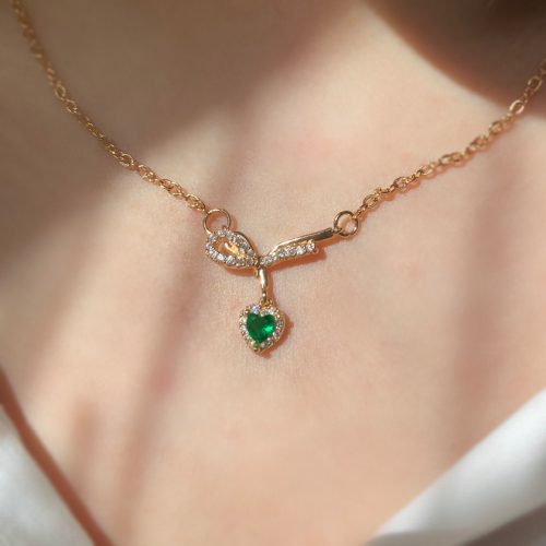 گردنبند پاپیون طلایی و نگین سبز قلب