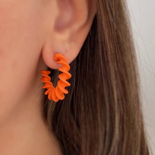 گوشواره نارنجی پیچ خورده