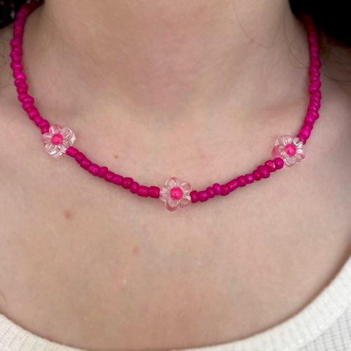 گردنبند تابستانی منجوقی سرخابی با گل تابستانی