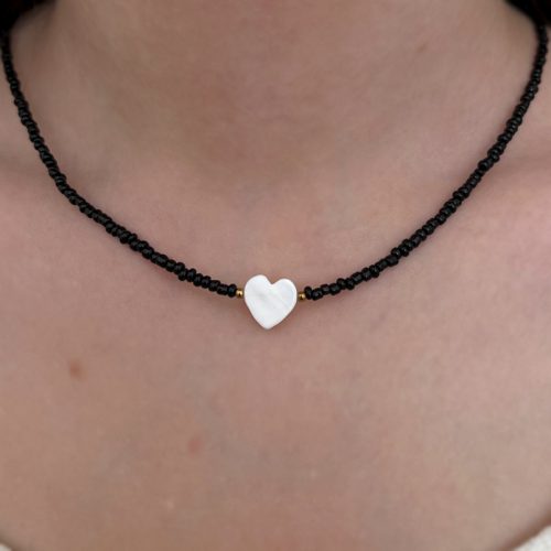 گردنبند تابستانی منجوقی سیاه با قلب سفید