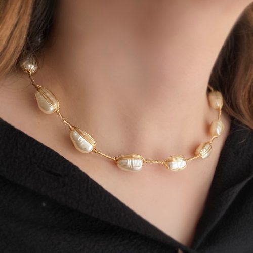 گردنبند مروارید و سیم طلایی