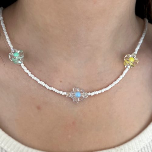گردنبند منجوقی سفید با گل های رنگی تابستانی