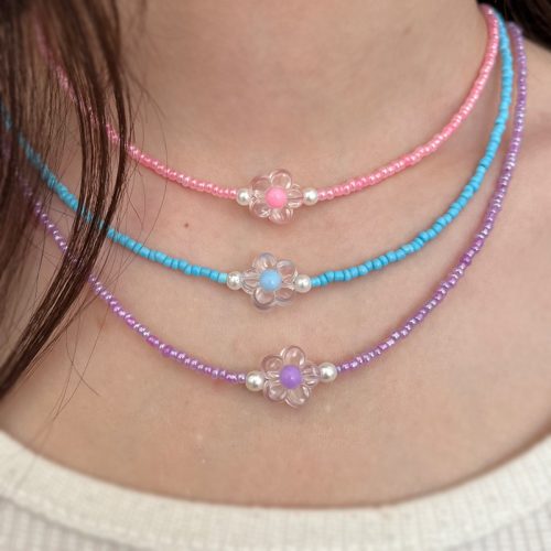 گردنبند منجوقی طرح گل آبی و صورتی و بنفش