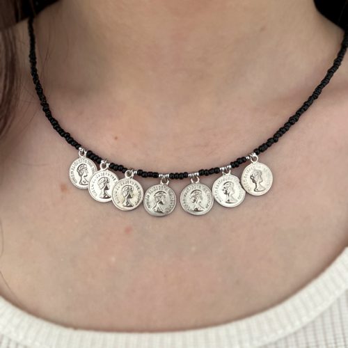 گردنبند منجوقی مشکی و سکه های نقره ای استیل