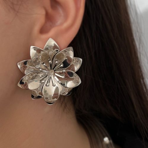 گوشواره گل با گلبرگ های نقره ای