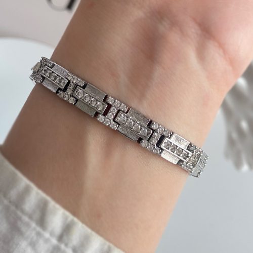 دستبند نقره ای نگینی طرح مربع