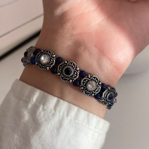 دستبند کشی سیاه قلم با مهره های آبی نگینی