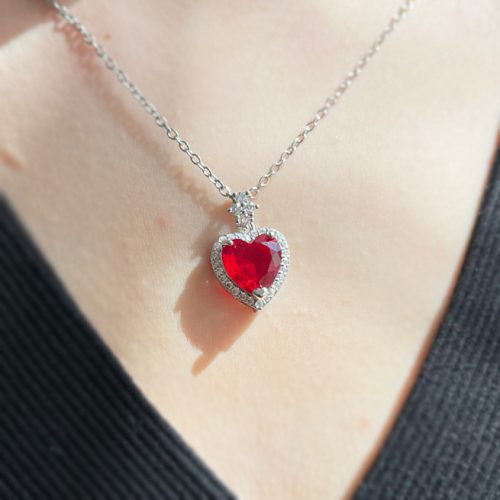 گردنبند قلب سرخ نگینی با کادر ریز نگین نقره ای استیل