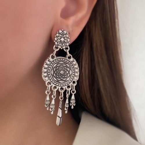 گوشواره ورشو طرح گل نقره ای اویز سیاه قلم