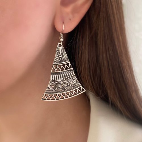 گوشواره ورشو مثلثی با طرح های مثلثی سیاه قلم