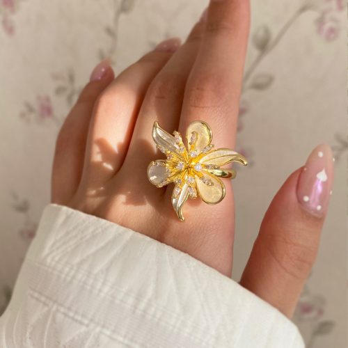 انگشتر گل برجسته طلایی و سفید نگینی