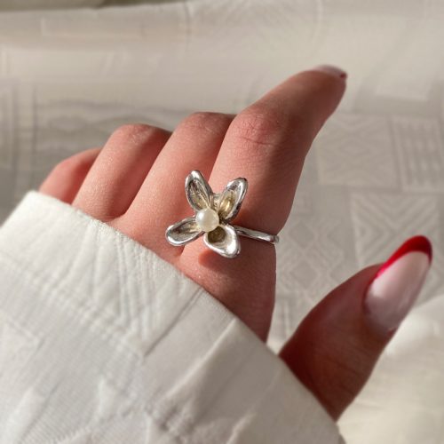 انگشتر گل نقره ای و مروارید
