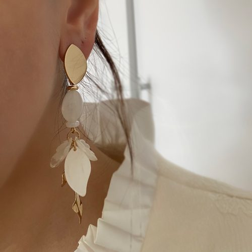 گوشواره آویز طلایی و سنگ مروارید سفید