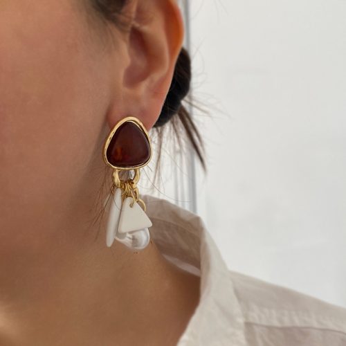 گوشواره سنگ مثلثی سرخ با آویز های سفید