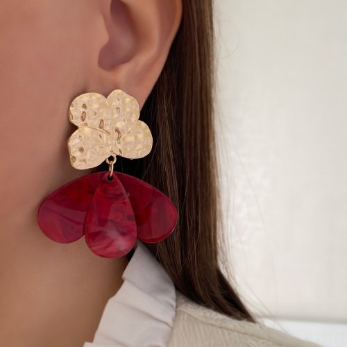 گوشواره گل طلایی و طرح سنگ سرخ