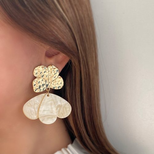 گوشواره گل طلایی و طرح سنگ سفید