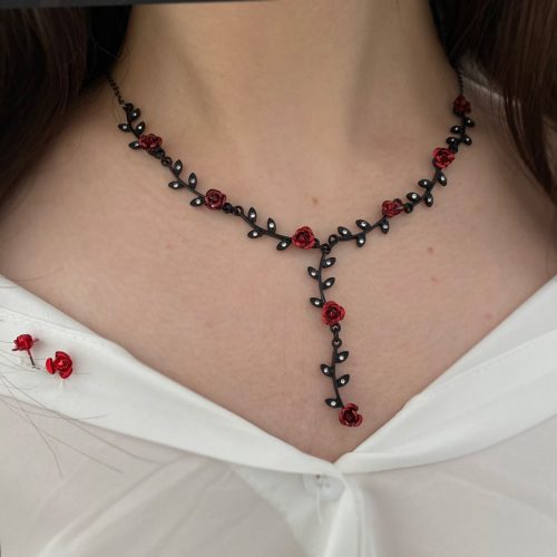 ست گردنبند و گوشواره رز شرابی و برگ های ظریف مشکی